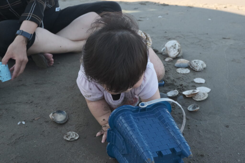 波崎海水浴場　砂浜で遊ぶ子供